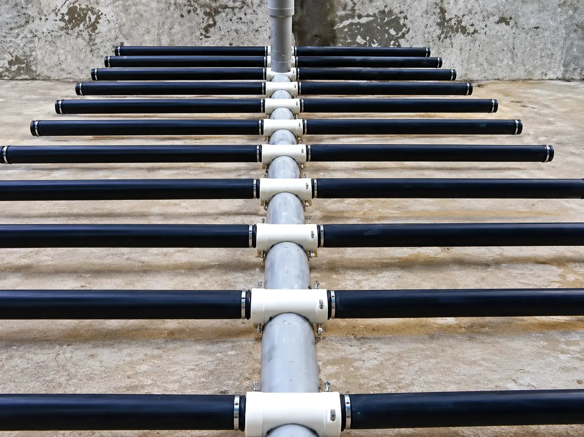 Industrial treatment pipe manifold and distribution system